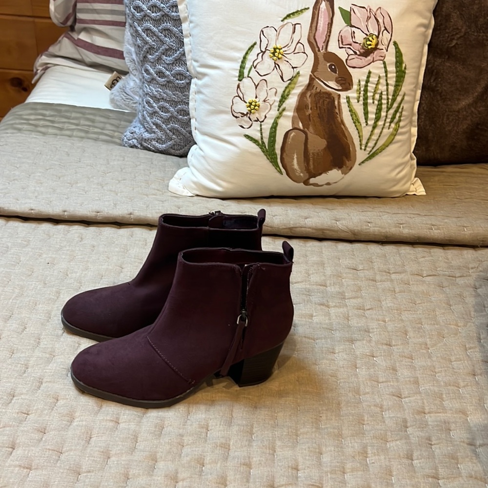 Adorable suede Booties NWOT 9
